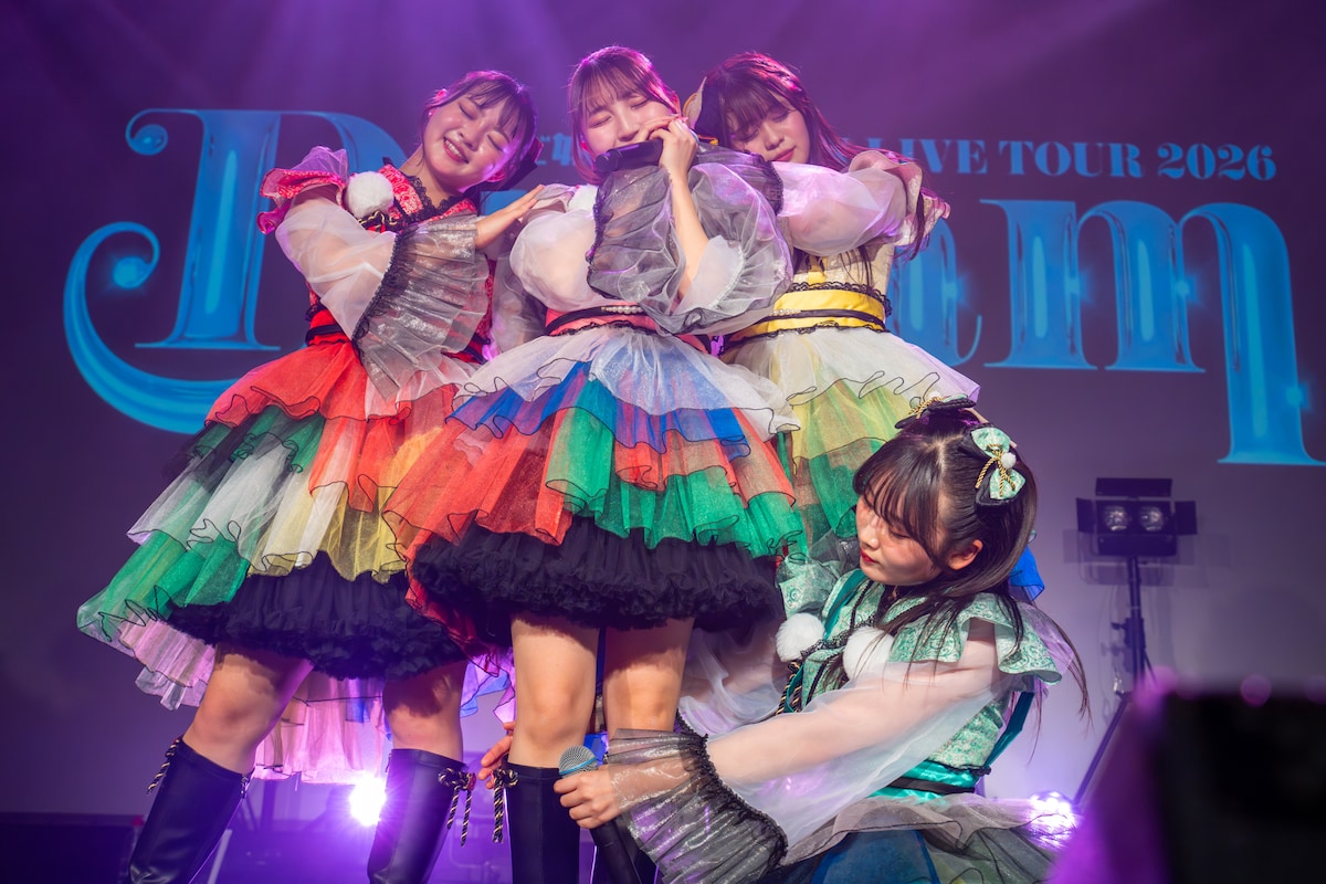 「Ring Ring Ringo!!!」を披露するりんご娘。