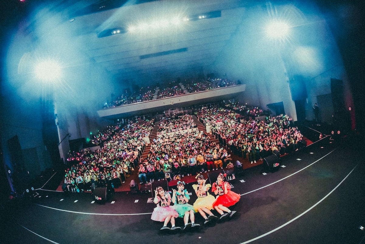 りんご娘は2025年4月に青森県で最大規模を誇る会場・リンクステーション青森 大ホールで結成25周年ライブを開催。約2000人の観衆を集めて大成功を収めた。