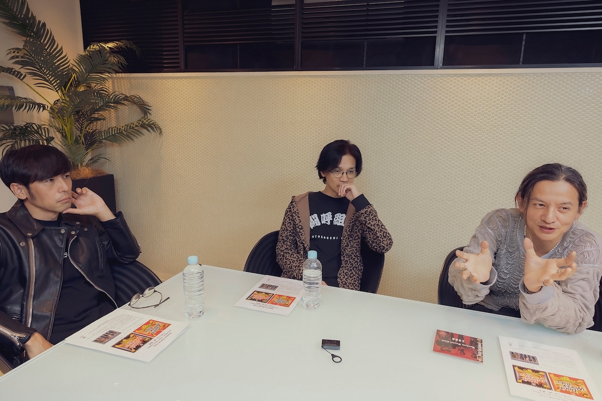 左から寺岡呼人、成田昭次、岡本健一。