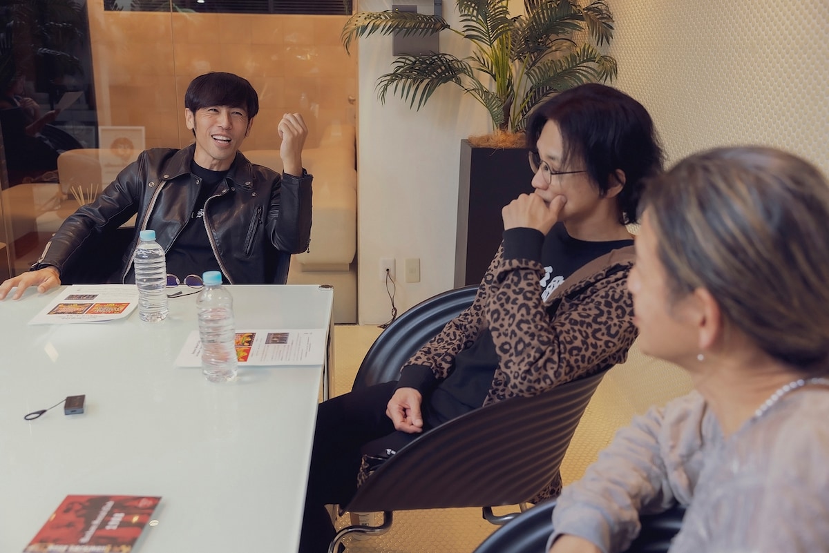 左から寺岡呼人、成田昭次、岡本健一。