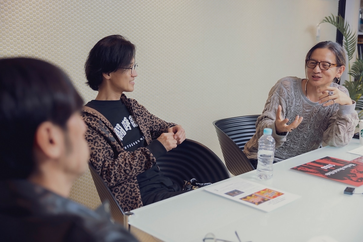 左から寺岡呼人、成田昭次、岡本健一。