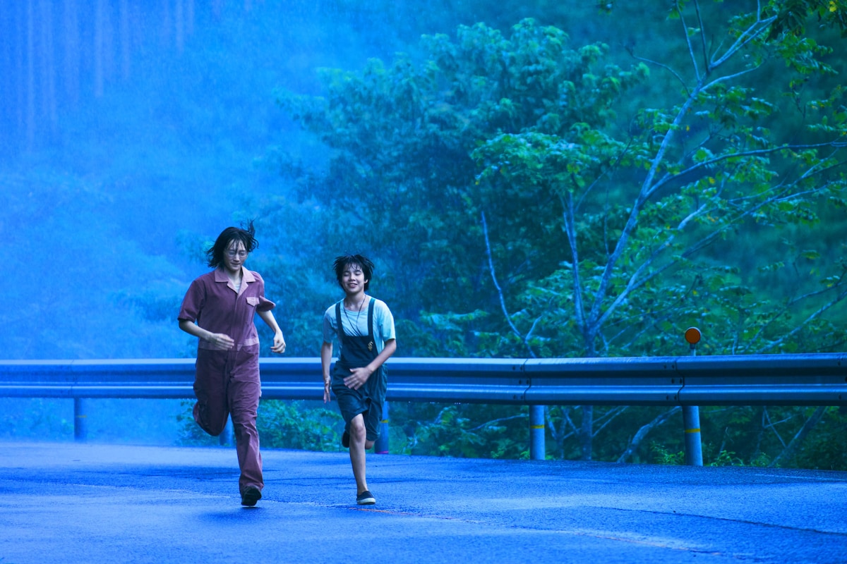 「ルート29」より、左からのり子役の綾瀬はるか、ハル役の大沢一菜