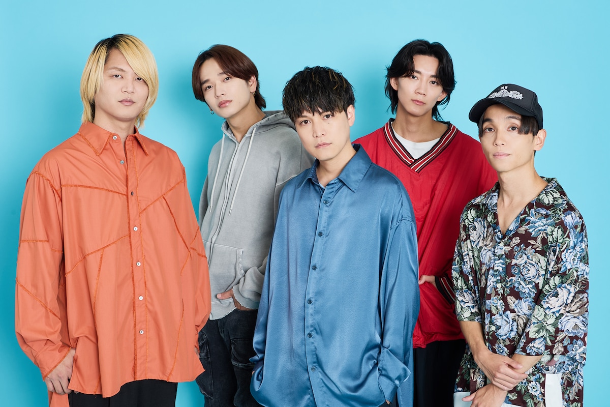 前列がリアクション ザ ブッタ、後列左から鈴木曉、長妻怜央。