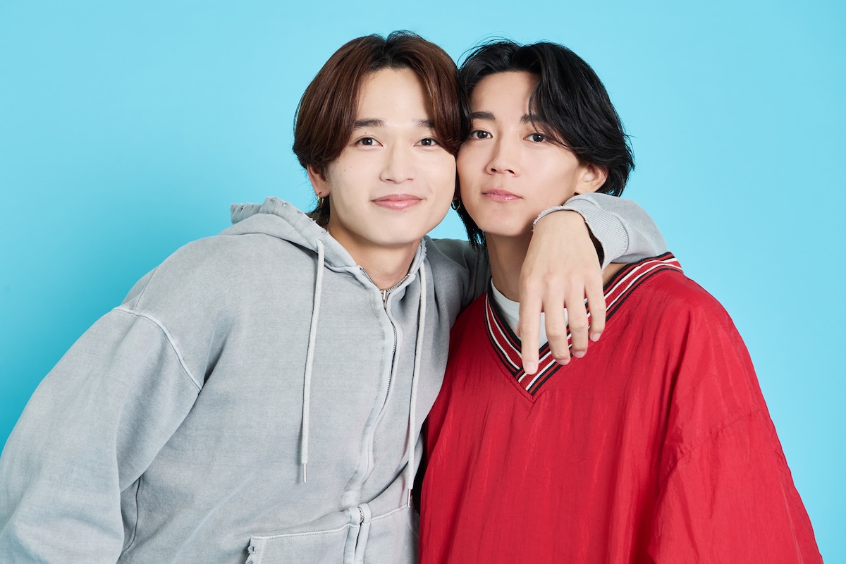 左から鈴木曉、長妻怜央。