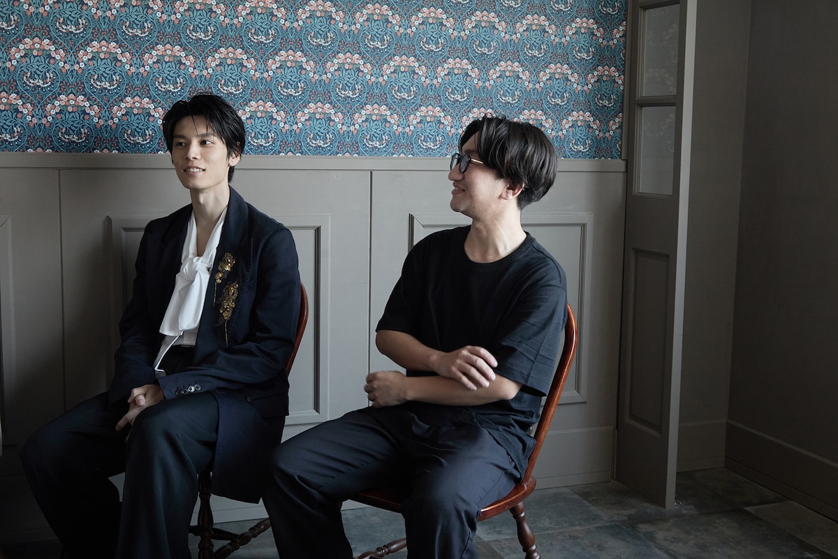 左から萩原利久、軍司拓実。