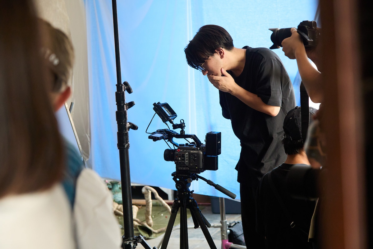 「恋を纏って」MV撮影の様子。