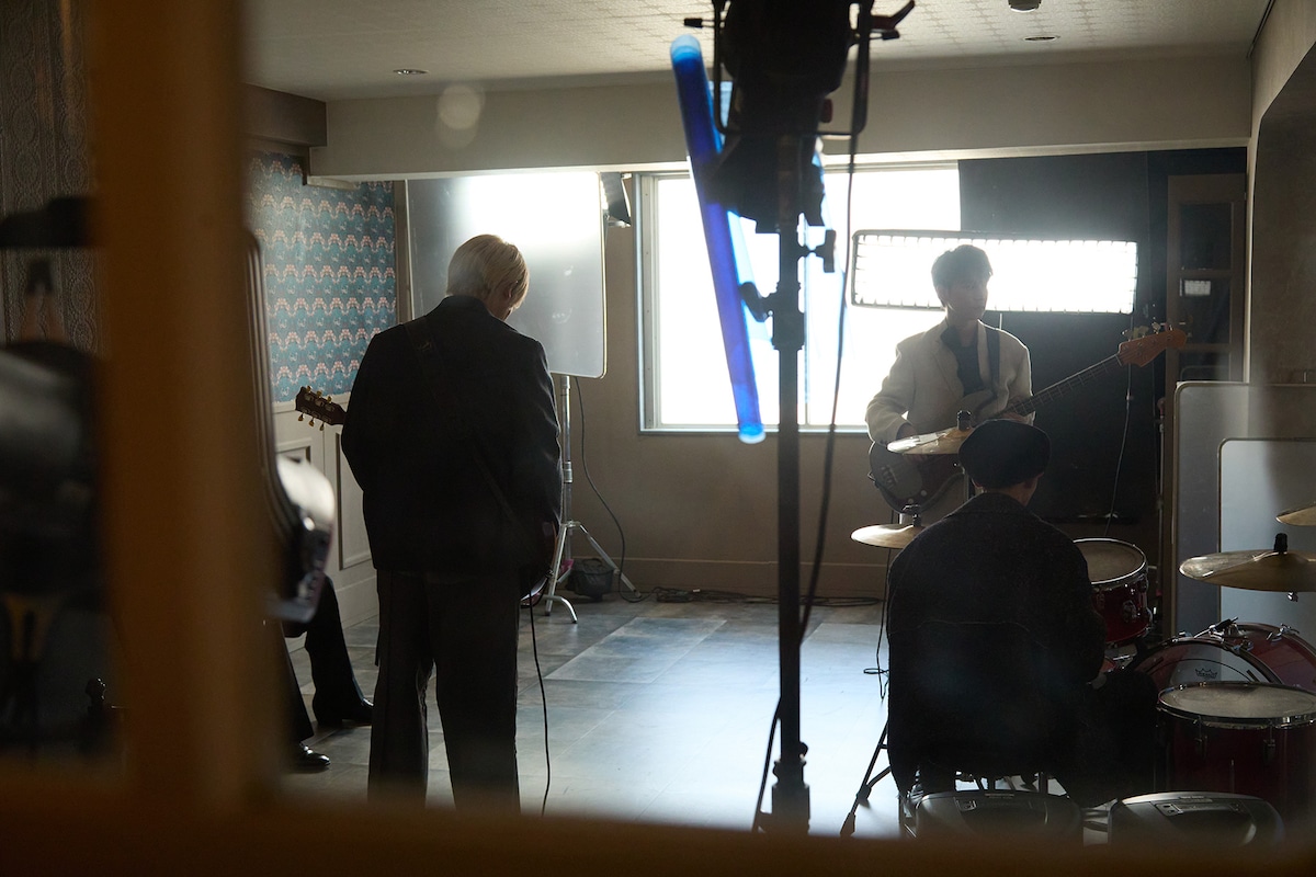 「恋を纏って」MV撮影の様子。