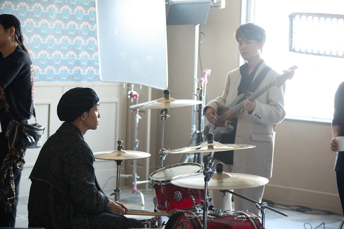 「恋を纏って」MV撮影の様子。