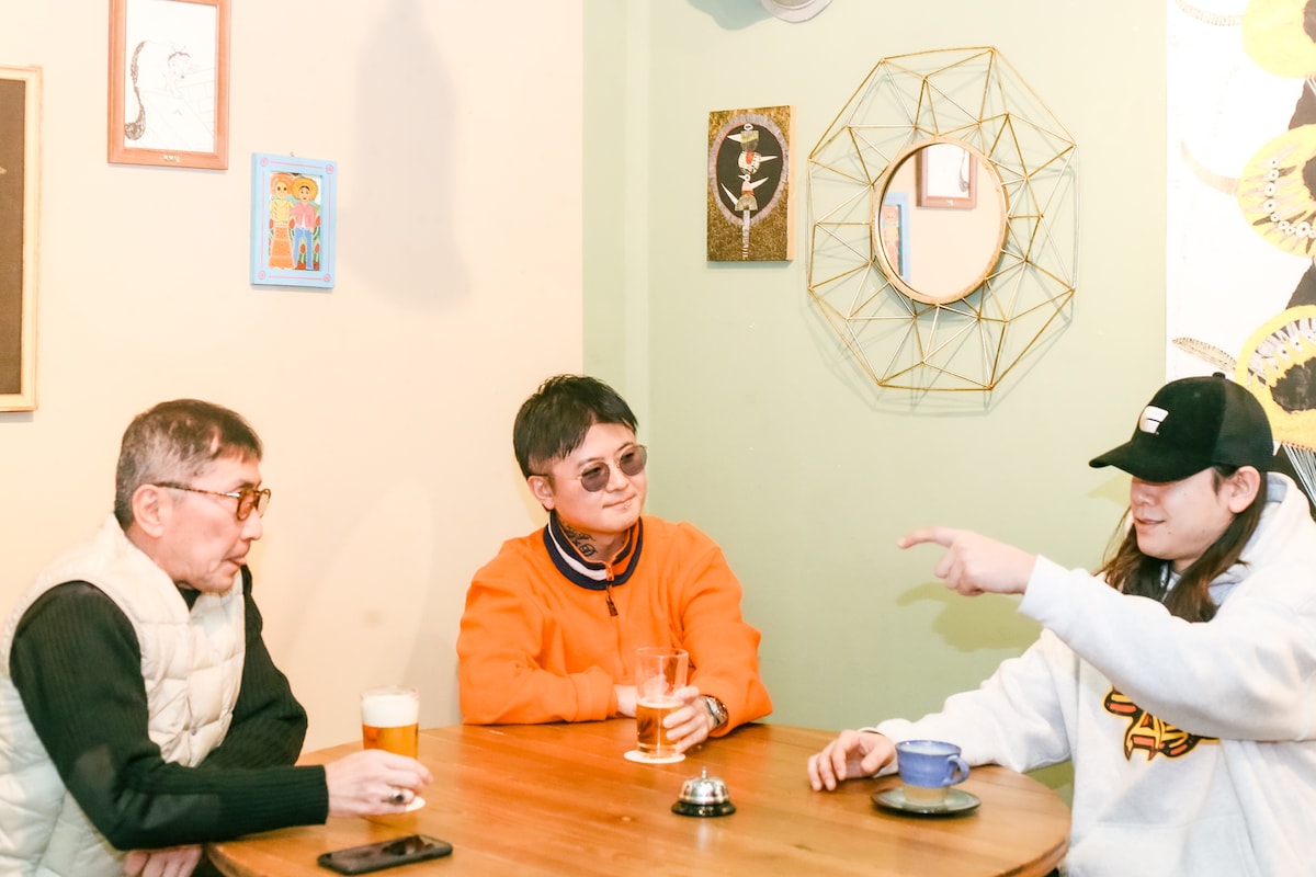 左から武内吾郎、綿谷“wata”剛、ダト・ダト・カイキ・カイキ（ENTH）。