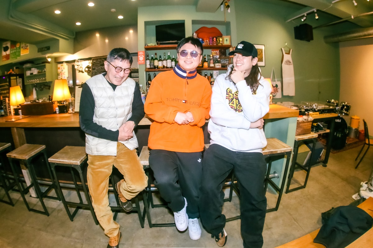 左から武内吾郎、綿谷“wata”剛、ダト・ダト・カイキ・カイキ(ENTH)。