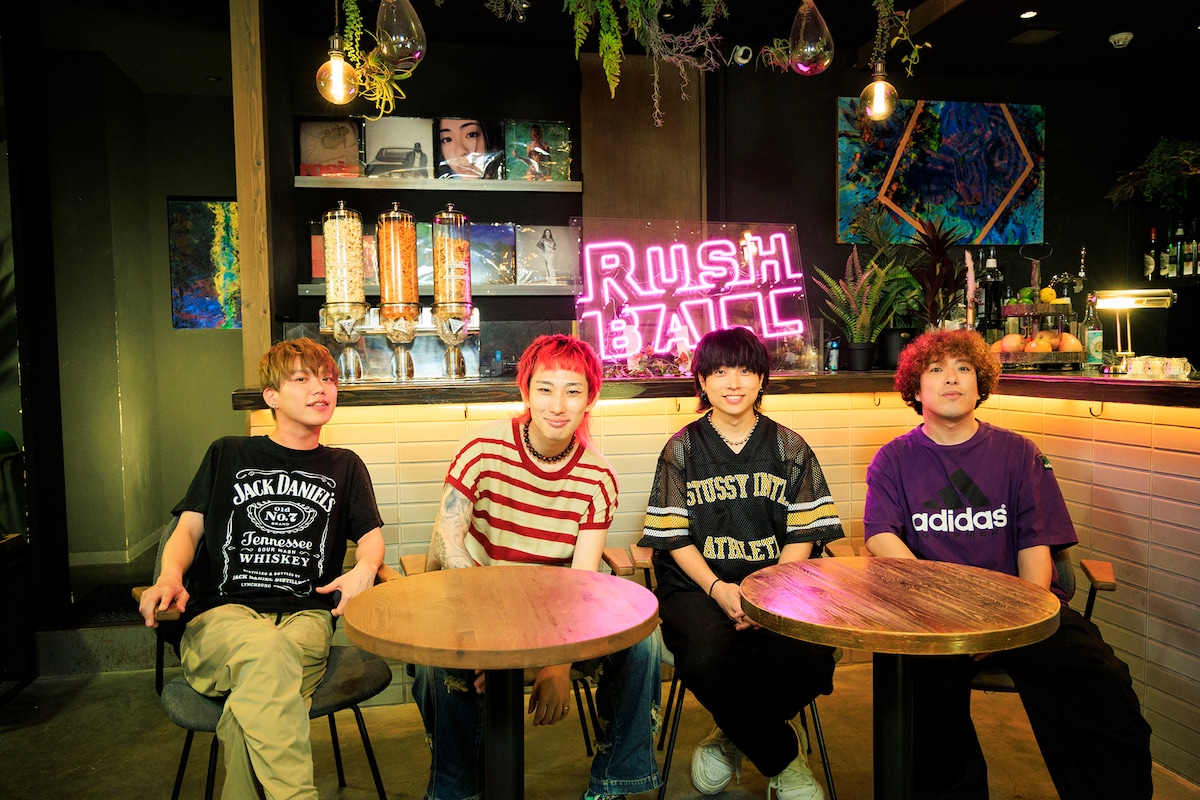 左からGEN（04 Limited Sazabys）、橋本学（ハルカミライ）、石原慎也（Saucy Dog）、谷口鮪（KANA-BOON）。