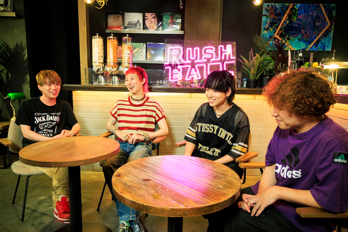 左からGEN（04 Limited Sazabys）、橋本学（ハルカミライ）、石原慎也（Saucy Dog）、谷口鮪（KANA-BOON）。