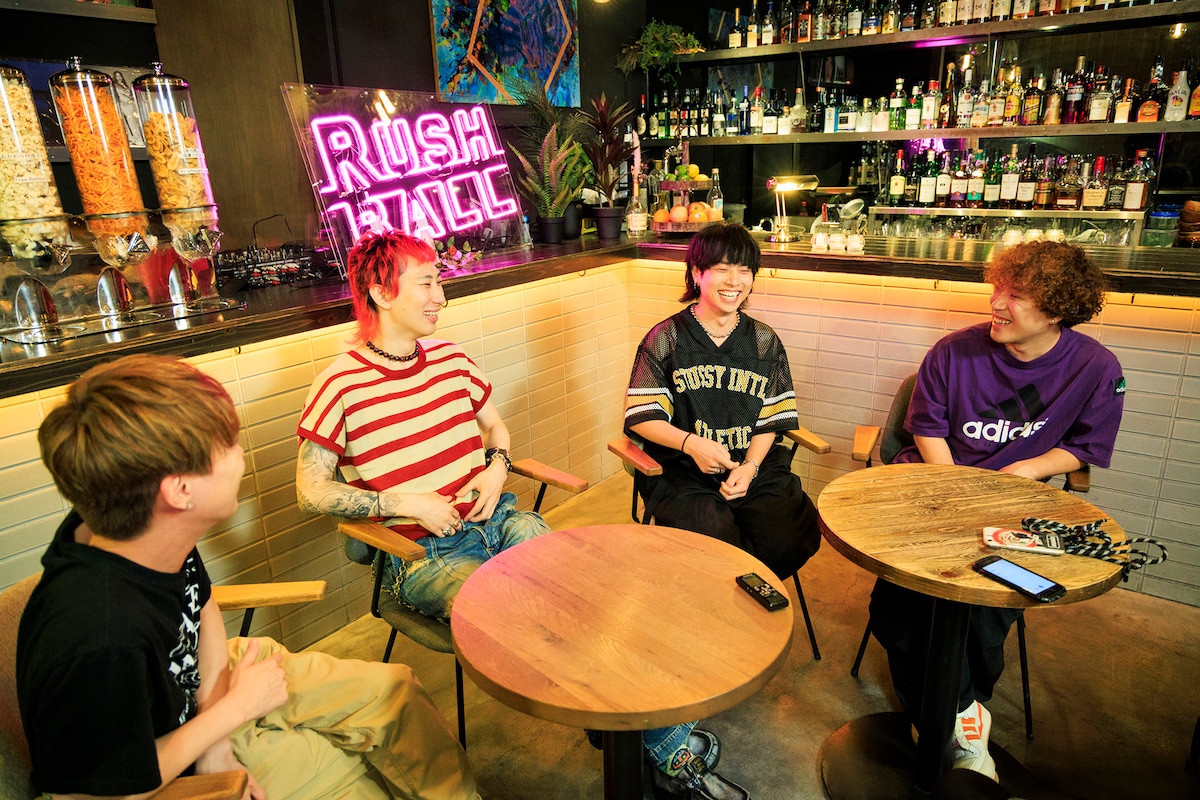 左からGEN（04 Limited Sazabys）、橋本学（ハルカミライ）、石原慎也（Saucy Dog）、谷口鮪（KANA-BOON）。