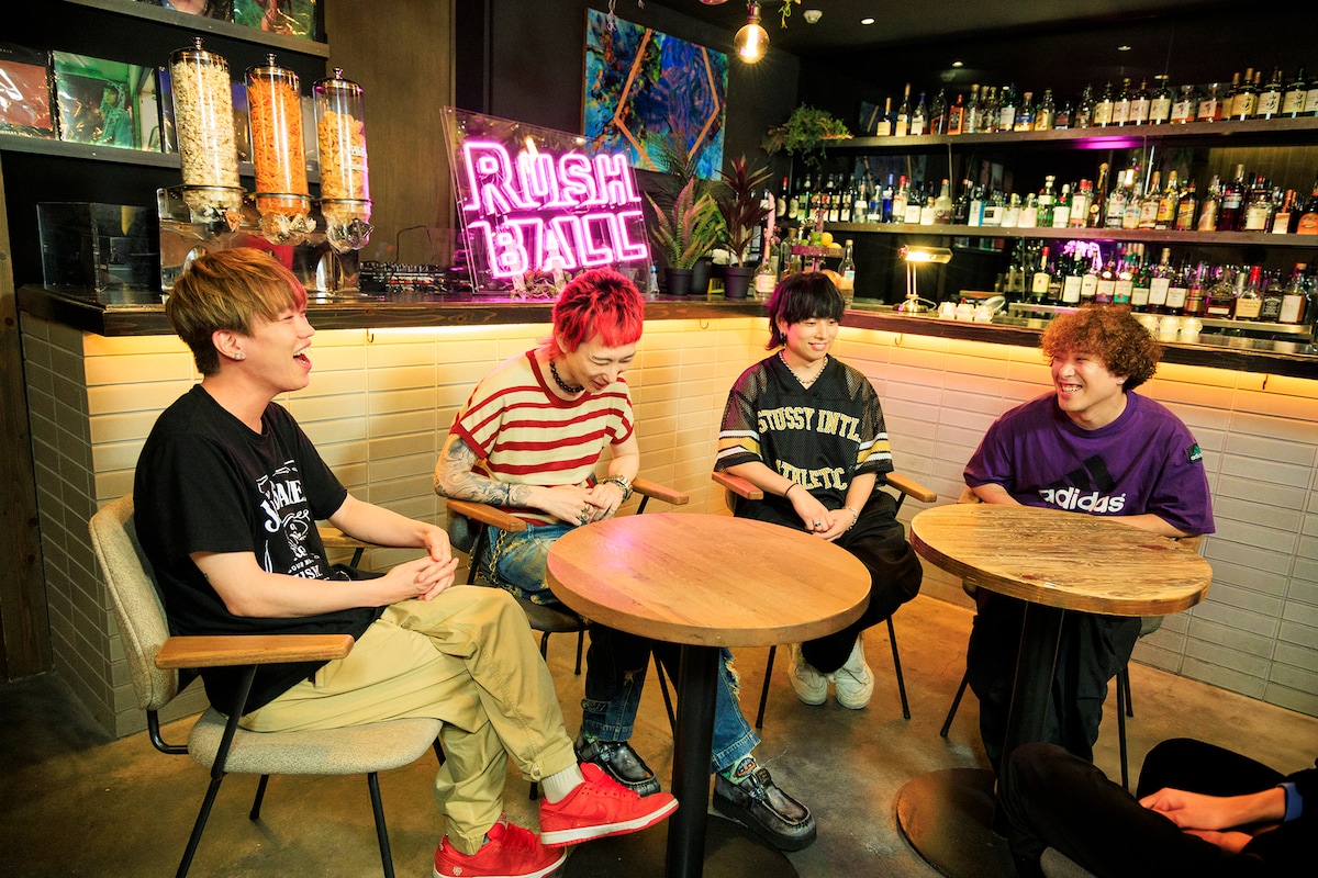 左からGEN（04 Limited Sazabys）、橋本学（ハルカミライ）、石原慎也（Saucy Dog）、谷口鮪（KANA-BOON）。