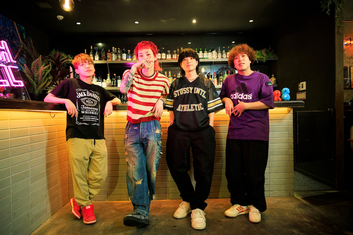 左からGEN（04 Limited Sazabys）、橋本学（ハルカミライ）、石原慎也（Saucy Dog）、谷口鮪（KANA-BOON）。