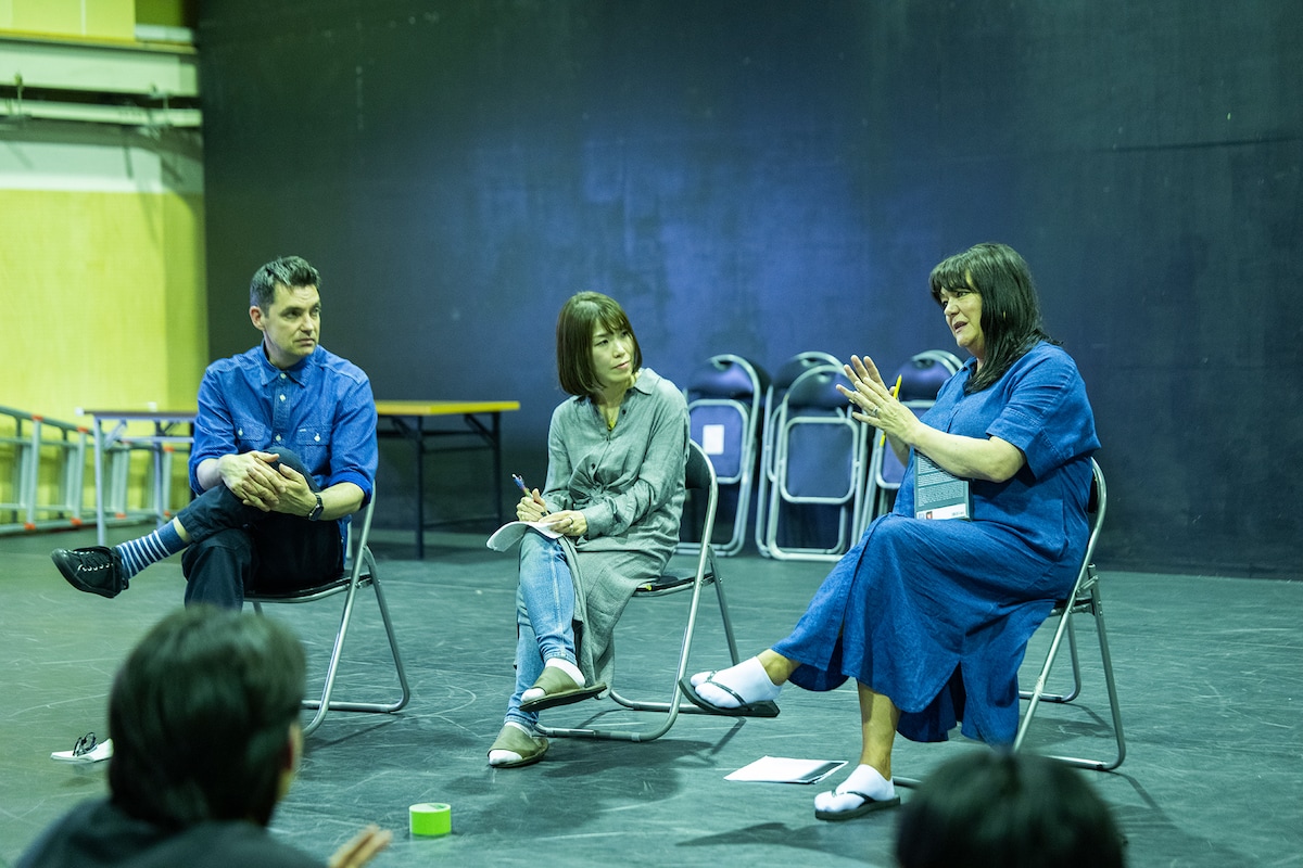 左からジョナサン・マンビィ、時田曜子、パトリシア・ログ。