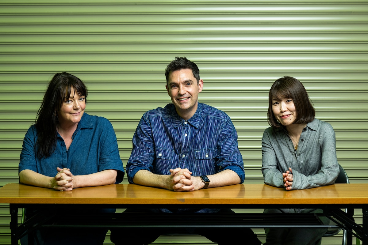 左からパトリシア・ログ、ジョナサン・マンビィ、時田曜子。