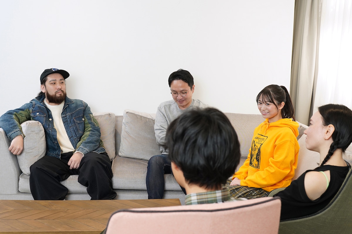 左奥から時計回りに安部博明、南波一海、宇野友恵、ermhoi、蓮沼執太。