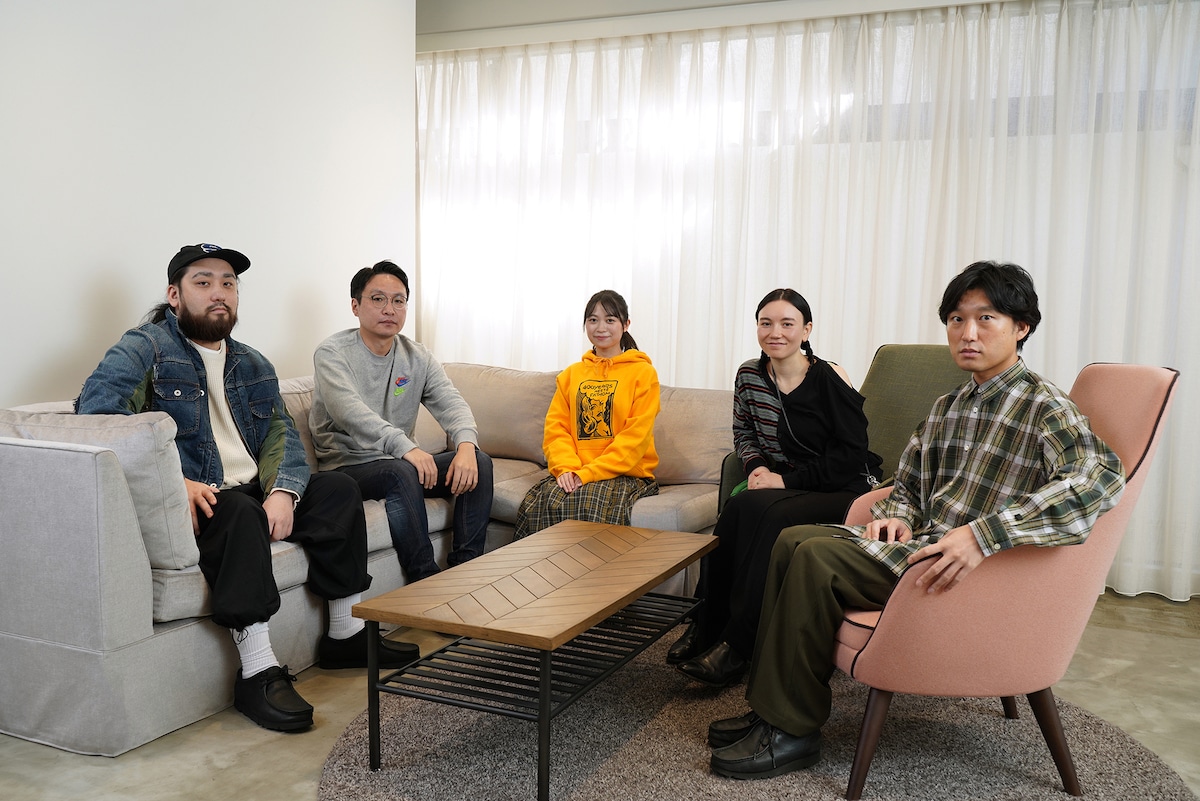 左から安部博明、南波一海、宇野友恵、ermhoi、蓮沼執太。