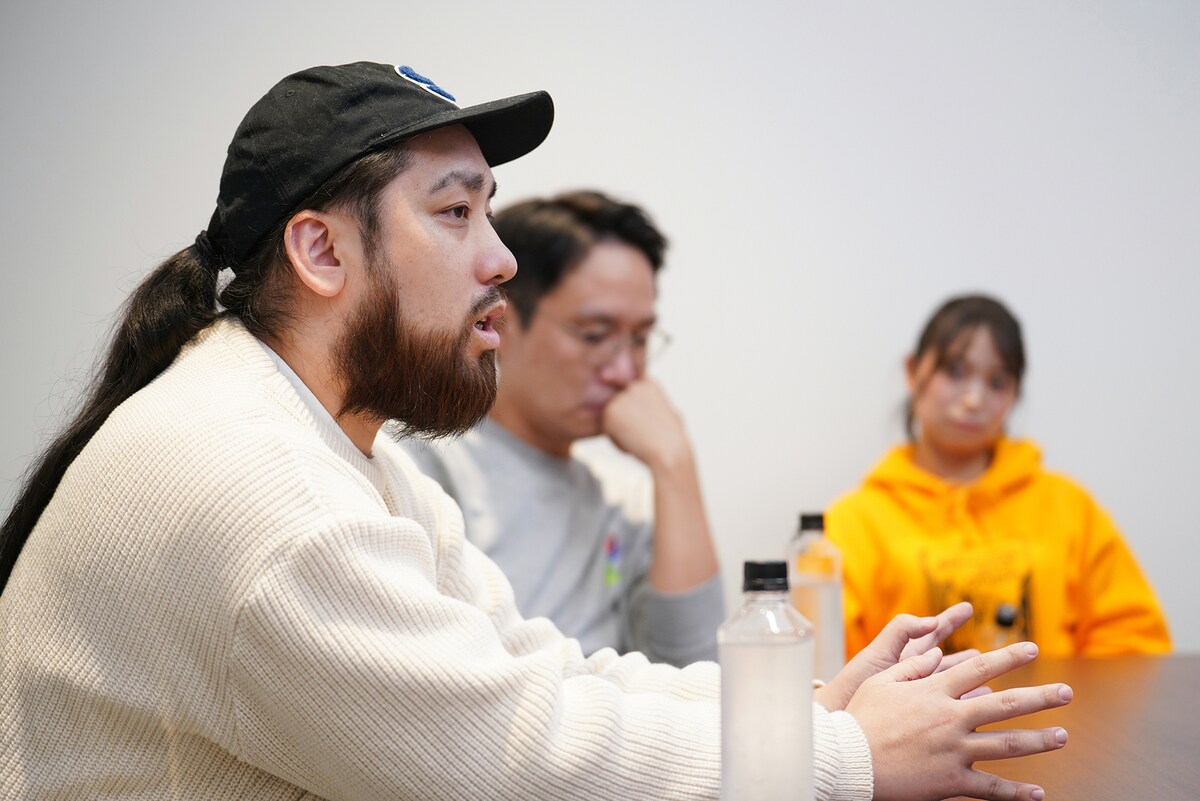 安部博明（手前）