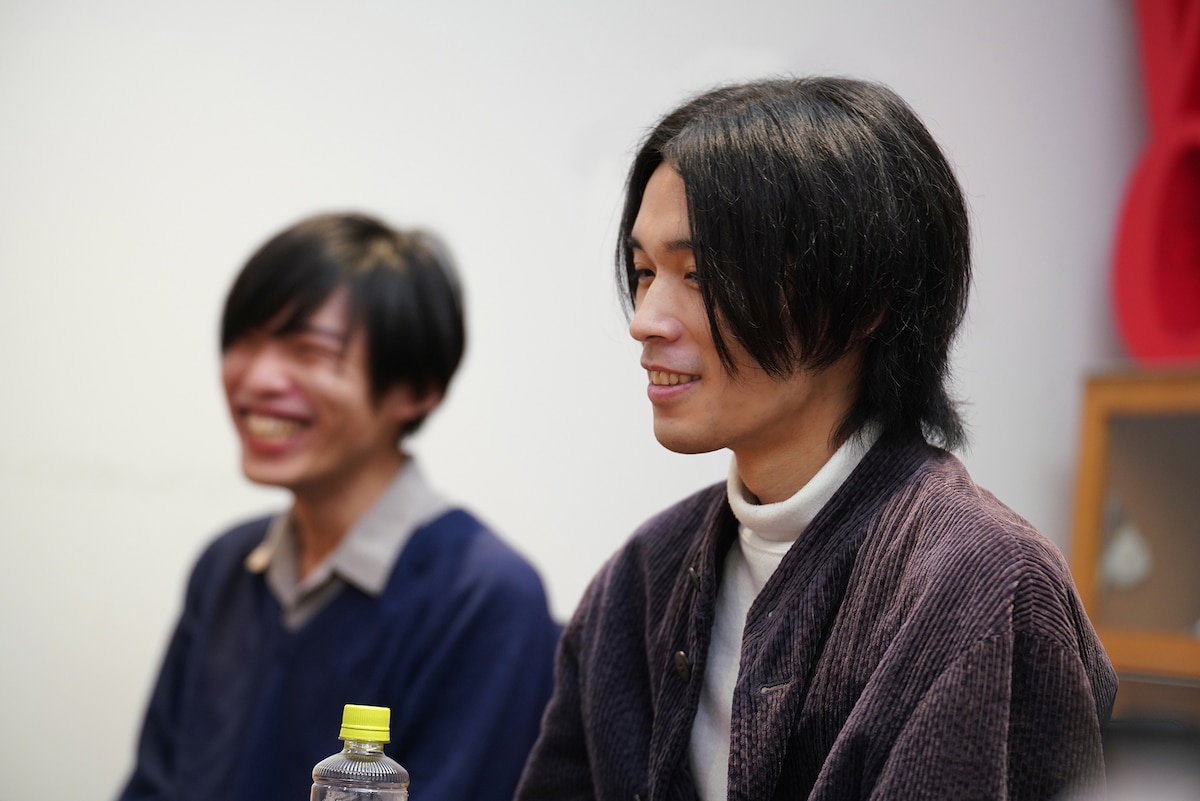 ウ山あまね（手前）