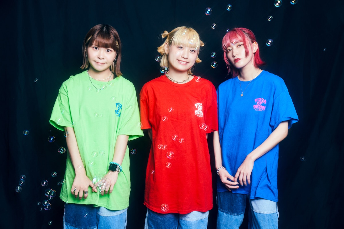 左からるみなす(G)、なち(Vo)、GK(Dr)。