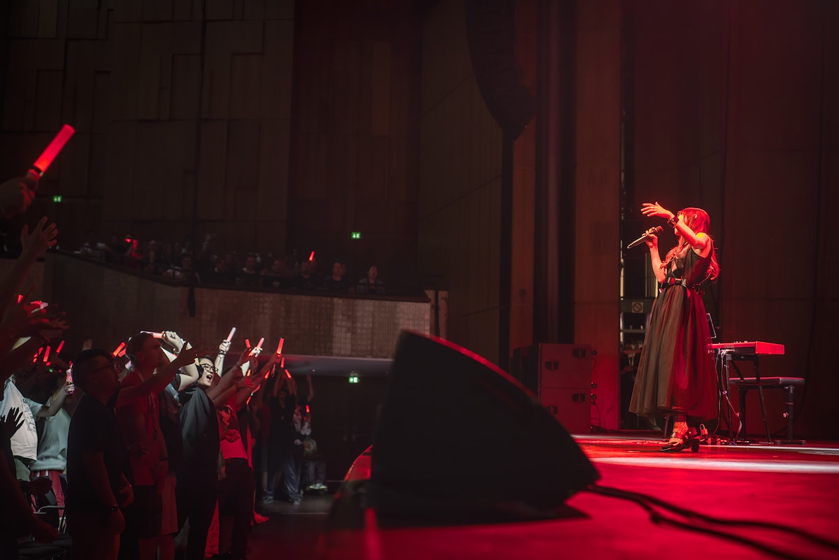 「SACRA MUSIC FES.×AnimagiC」でのAimerのステージの様子。