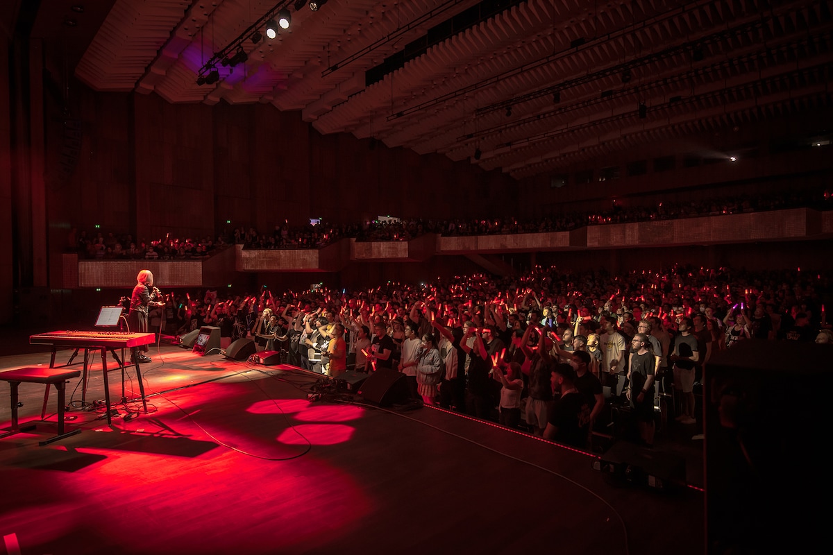 「SACRA MUSIC FES.×AnimagiC」でのReoNaのステージの様子。