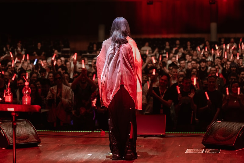 大勢のオーディエンスの前で熱唱するSennaRin from SawanoHiroyuki[nZk]。