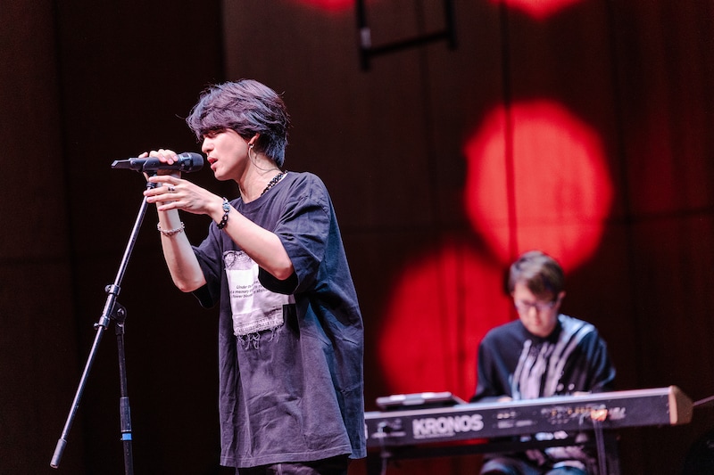 荒幡亮平とパフォーマンスを披露するWho-ya Extended。