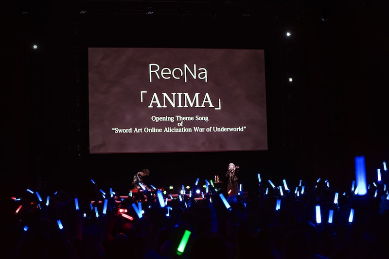 「AnimagiC」でパフォーマンスするReoNa。