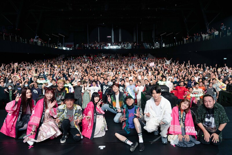 観客とともに記念撮影をする「SACRA MUSIC FES.2023 IN HONG KONG」出演アーティストたち。