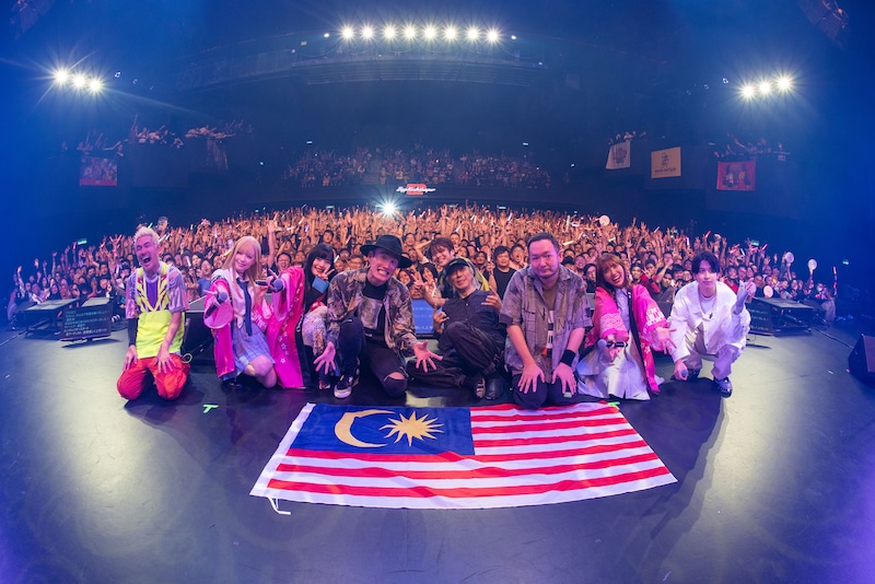観客とともに記念撮影をする「SACRA MUSIC FES.2024 IN MALAYSIA」出演アーティストたち。