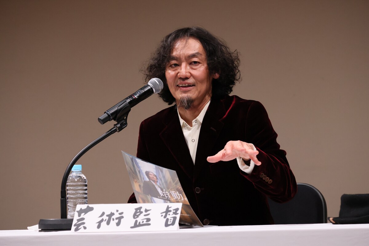 芸術監督就任・2022年度ラインナップ発表の記者会見にて、就任あいさつをする近藤良平。（撮影：宮川舞子）