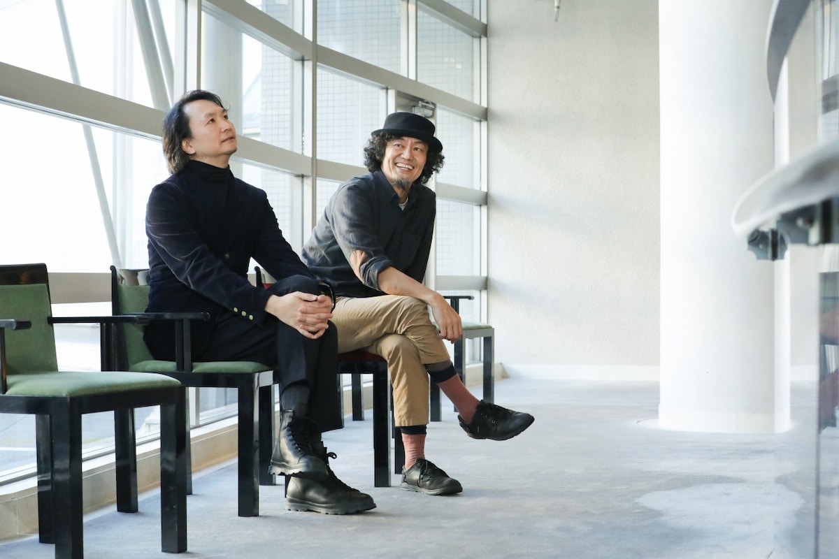 左から長塚圭史と近藤良平。（撮影：宮川舞子）