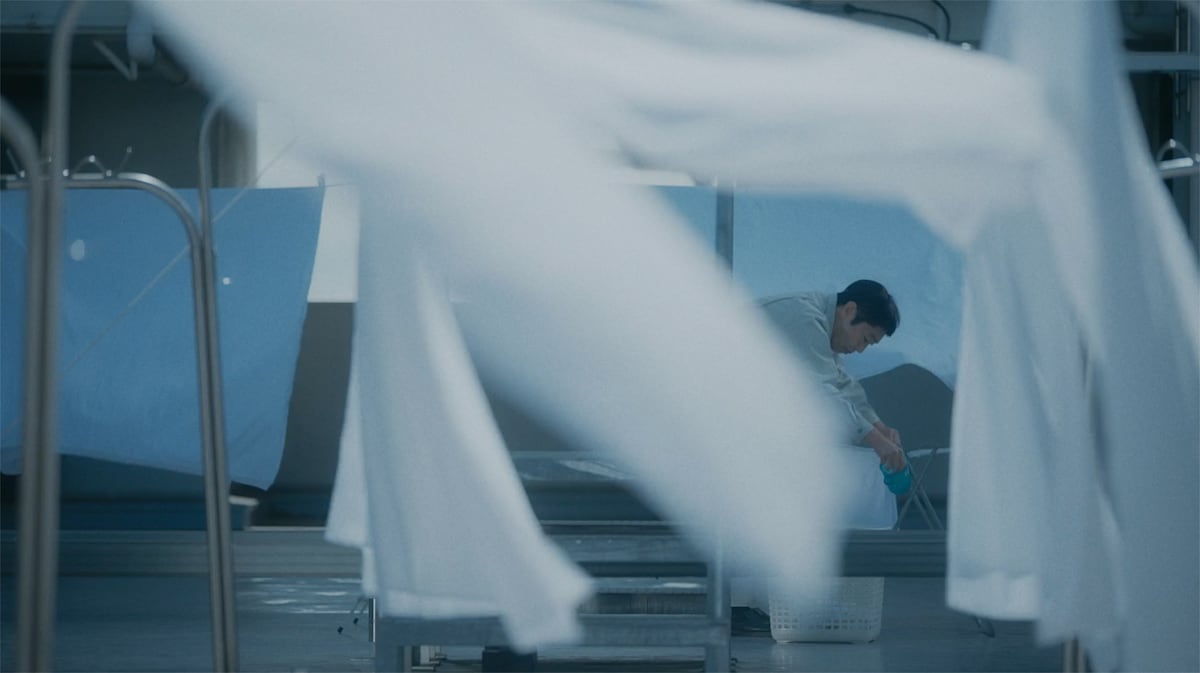 「災 劇場版」より、香川照之演じる“男”