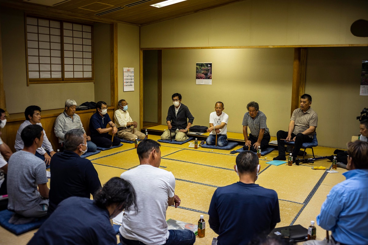 川越鳶組合 木遣保存会の、木遣の稽古の様子。（撮影：湯越慶太）