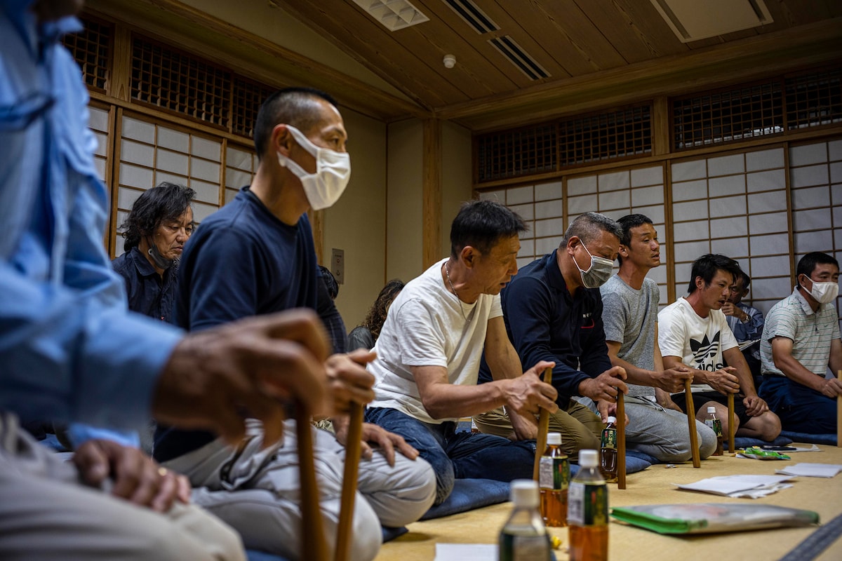 川越鳶組合 木遣保存会の、木遣の稽古の様子。（撮影：湯越慶太）