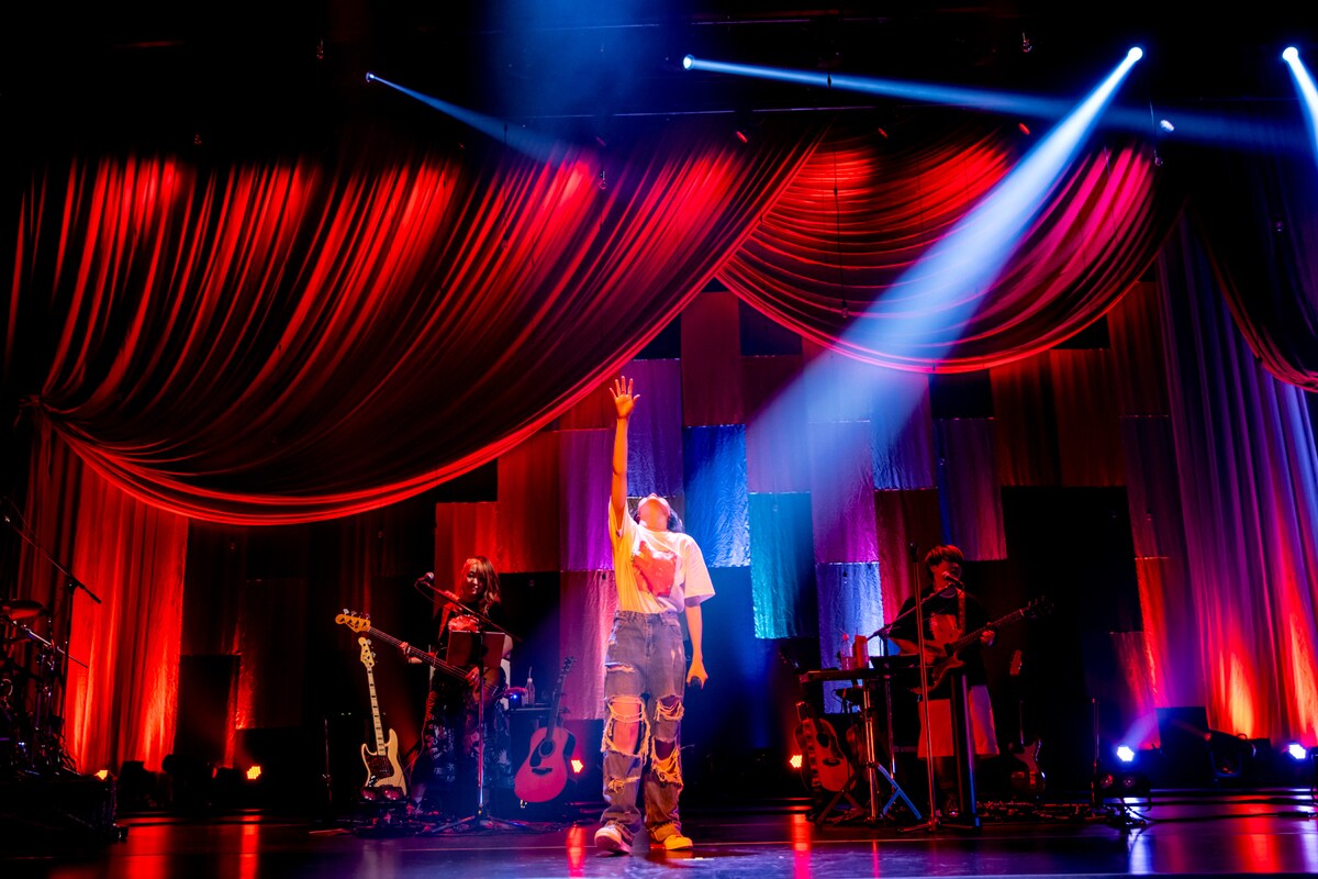 「朱演2021『つぎはぎのステージ』」の様子。