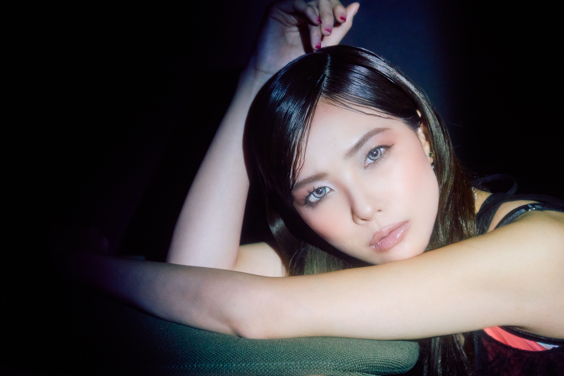 乃木坂46賀喜遥香、写真集より東洋一美しい海をバックにはにかむ新