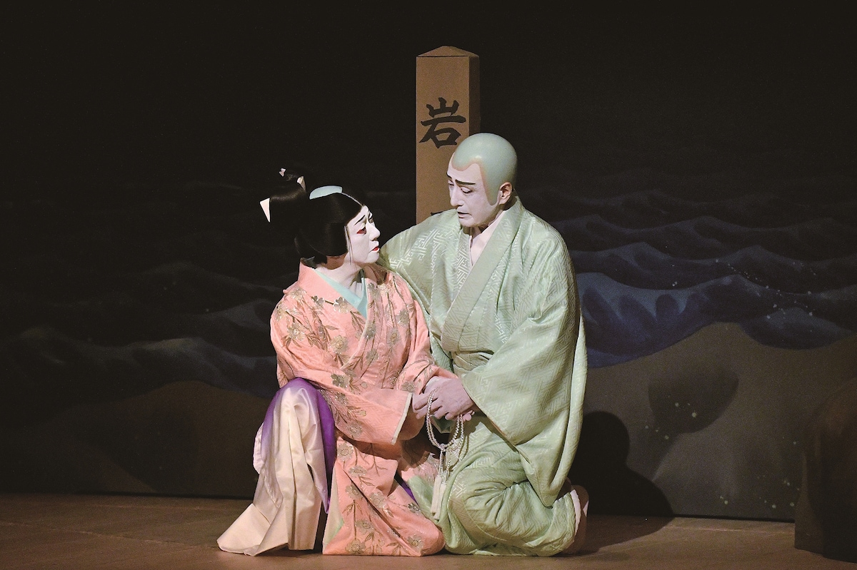 シネマ歌舞伎「桜姫東文章 上の巻」より、左から坂東玉三郎扮する白菊丸、片岡仁左衛門扮する清玄。 ©︎松竹