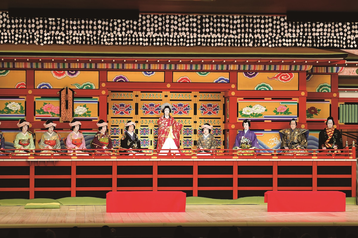 シネマ歌舞伎「桜姫東文章 上の巻」より、坂東玉三郎扮する桜姫(中央)。 ©︎松竹