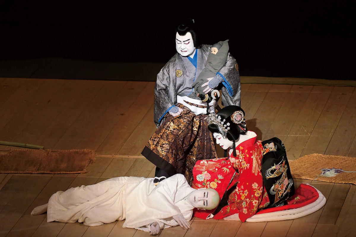 シネマ歌舞伎「桜姫東文章 上の巻」より、片岡仁左衛門扮する清玄(左)、坂東玉三郎扮する桜姫(右)、中村鴈治郎扮する入間悪五郎(中央)。 ©︎松竹