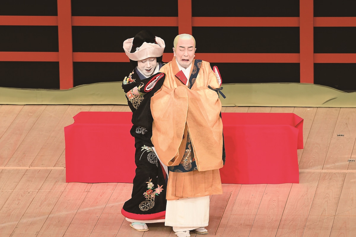 シネマ歌舞伎「桜姫東文章 上の巻」より、左から上村吉弥扮する局長浦、中村歌六扮する役僧残月。 ©︎松竹