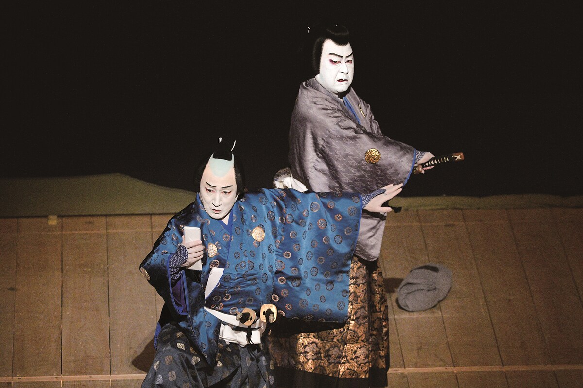 シネマ歌舞伎「桜姫東文章 上の巻」より、左から中村錦之助扮する粟津七郎、中村鴈治郎扮する入間悪五郎。 ©︎松竹