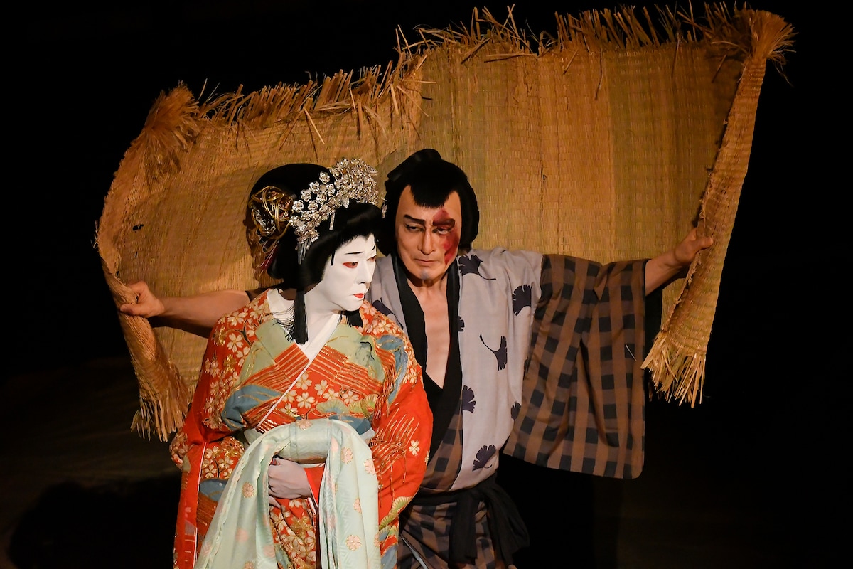 シネマ歌舞伎「桜姫東文章 下の巻」より、左から坂東玉三郎扮する桜姫、片岡仁左衛門扮する権助。 ©︎松竹