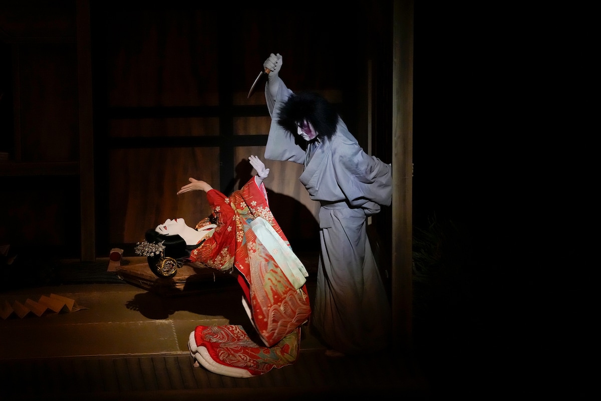 シネマ歌舞伎「桜姫東文章 下の巻」より、左から坂東玉三郎扮する桜姫、片岡仁左衛門扮する清玄。 ©︎松竹