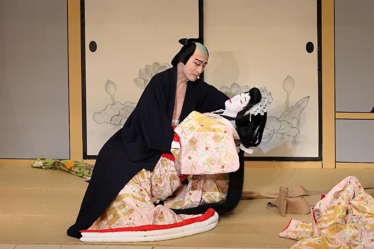 シネマ歌舞伎「桜姫東文章 上の巻」より、左から片岡仁左衛門扮する権助、坂東玉三郎扮する桜姫。 ©︎松竹