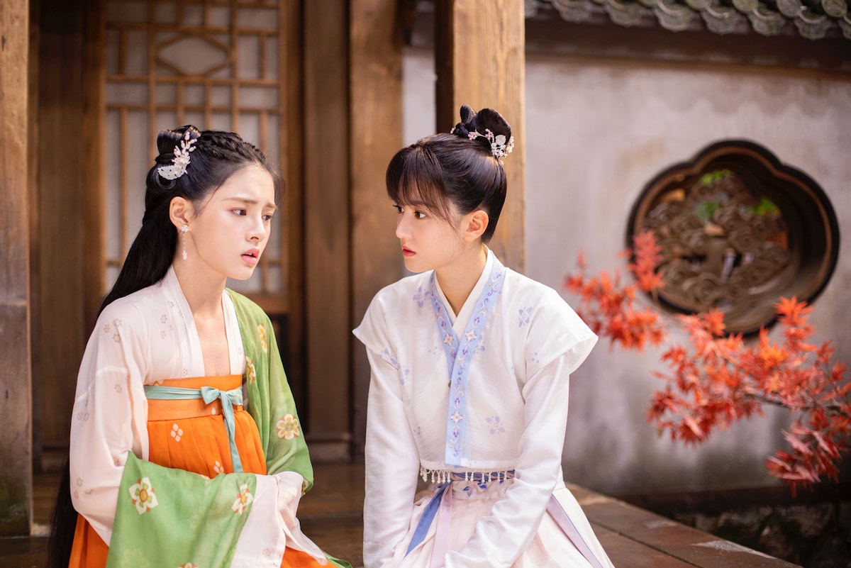 左からカービィ・ホイ演じる秋珉(しゅうみん)、チャオ・シン演じる秋嫣(しゅうえん)。