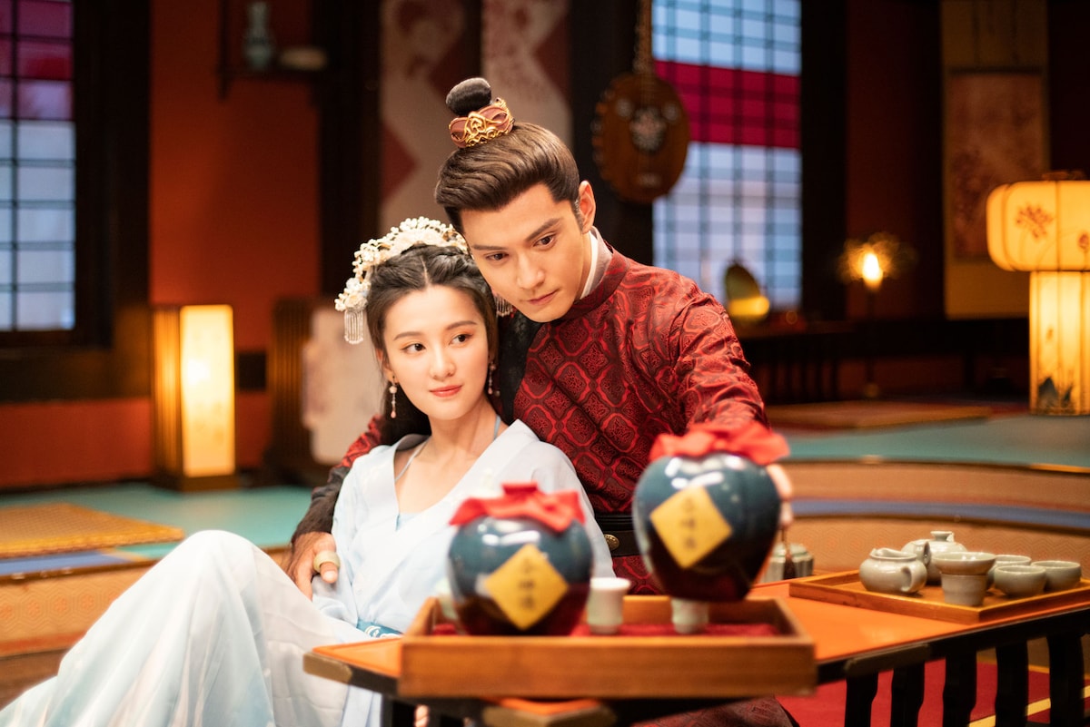 左からチャオ・シン演じる秋嫣(しゅうえん)、シュー・ジェンシー演じる梁翊(りょうよく)。